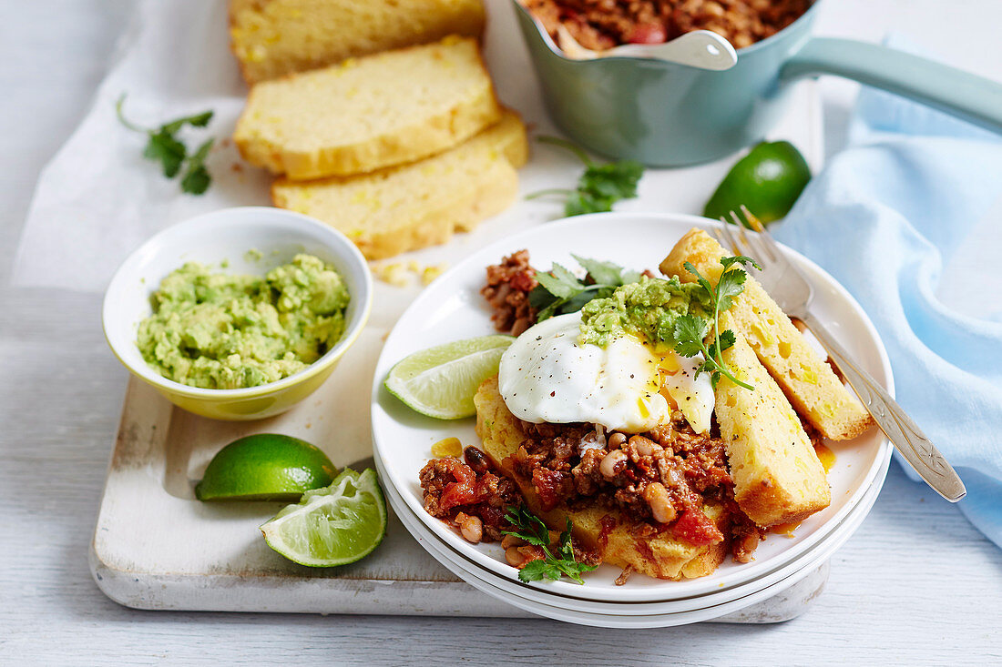 Rindfleisch-Chili mit pochiertem Ei, Avocadopüree und Maisbrot