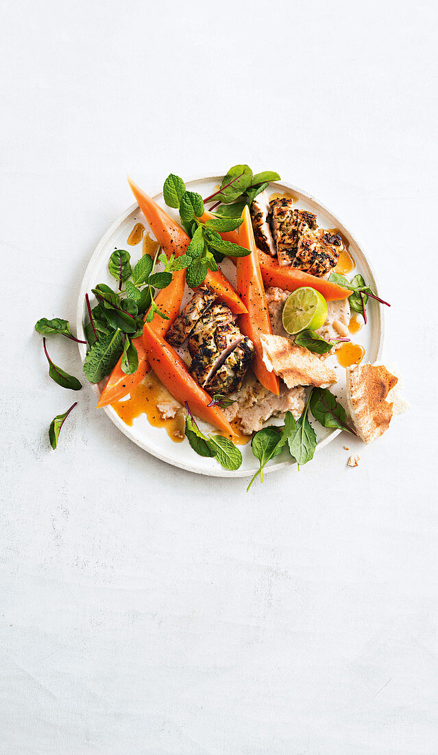 Hähnchen-Papaya-Salat mit Bohnencreme und Pitabrot