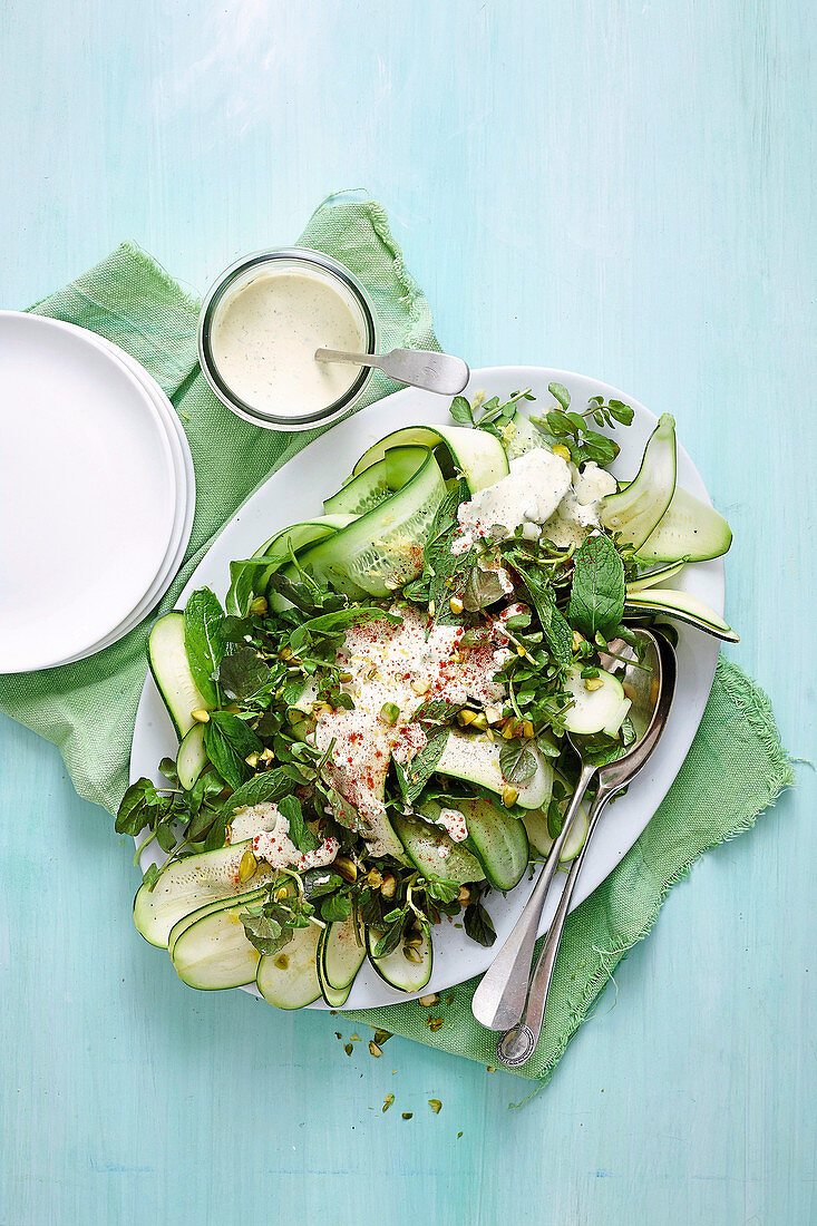 Zucchini-Gurken-Salat mit Minze und Pistazien