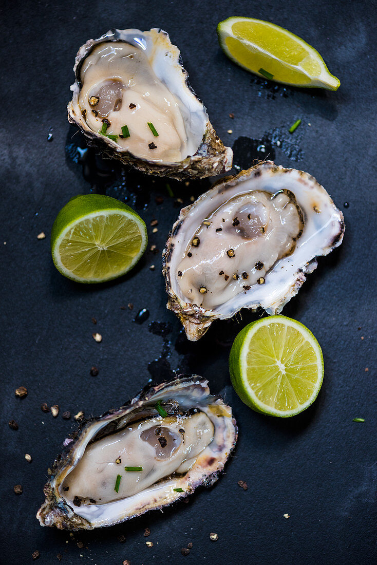 Oysters with pepper and limes