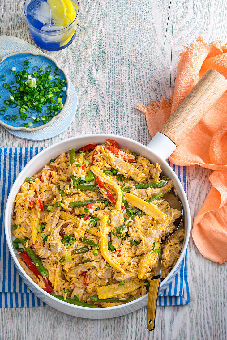 Reis mit Schweinefleisch und Gemüse thailändische Art
