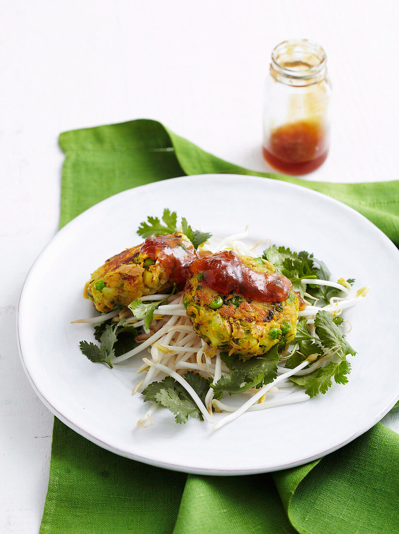 Curry-Thunfisch-Frikadellen mit Chilisauce auf Salat