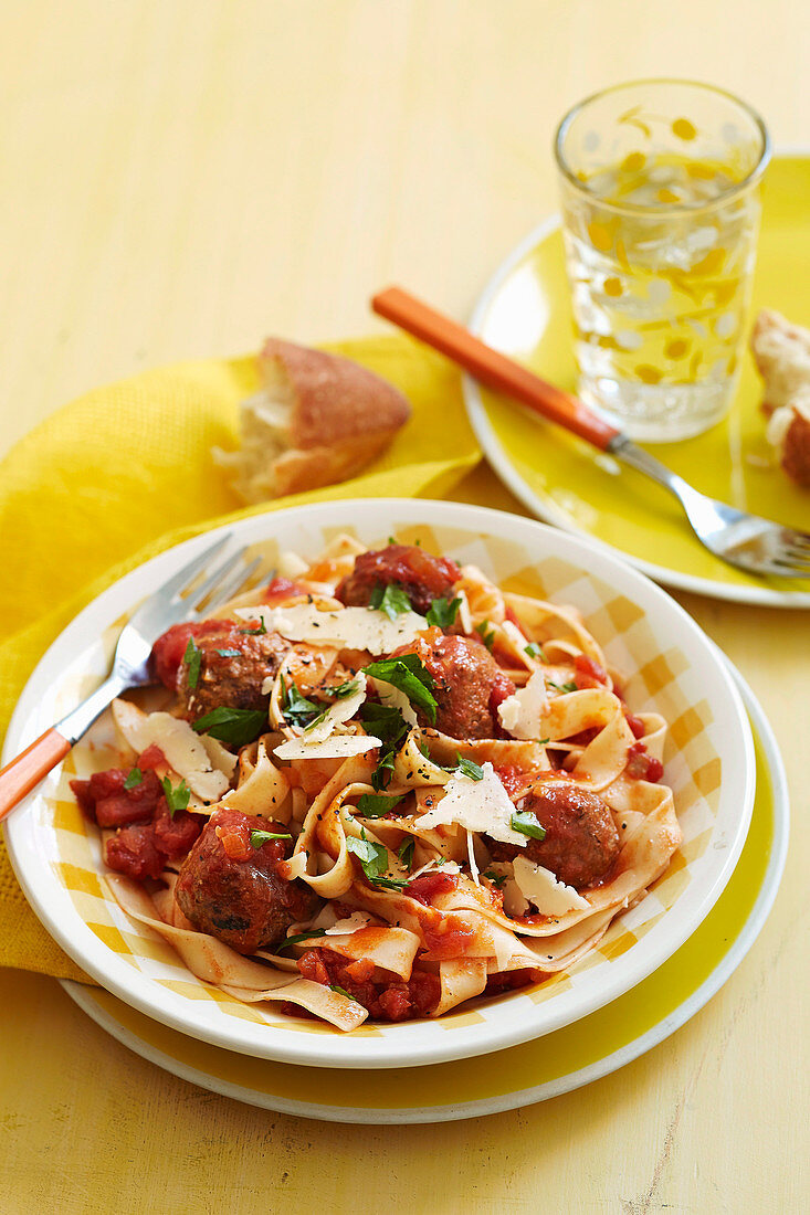 Tagliatelle mit Hackbällchen und Tomaten