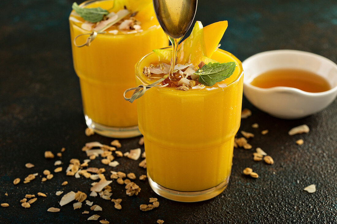 Mango smoothies with honey and coconut