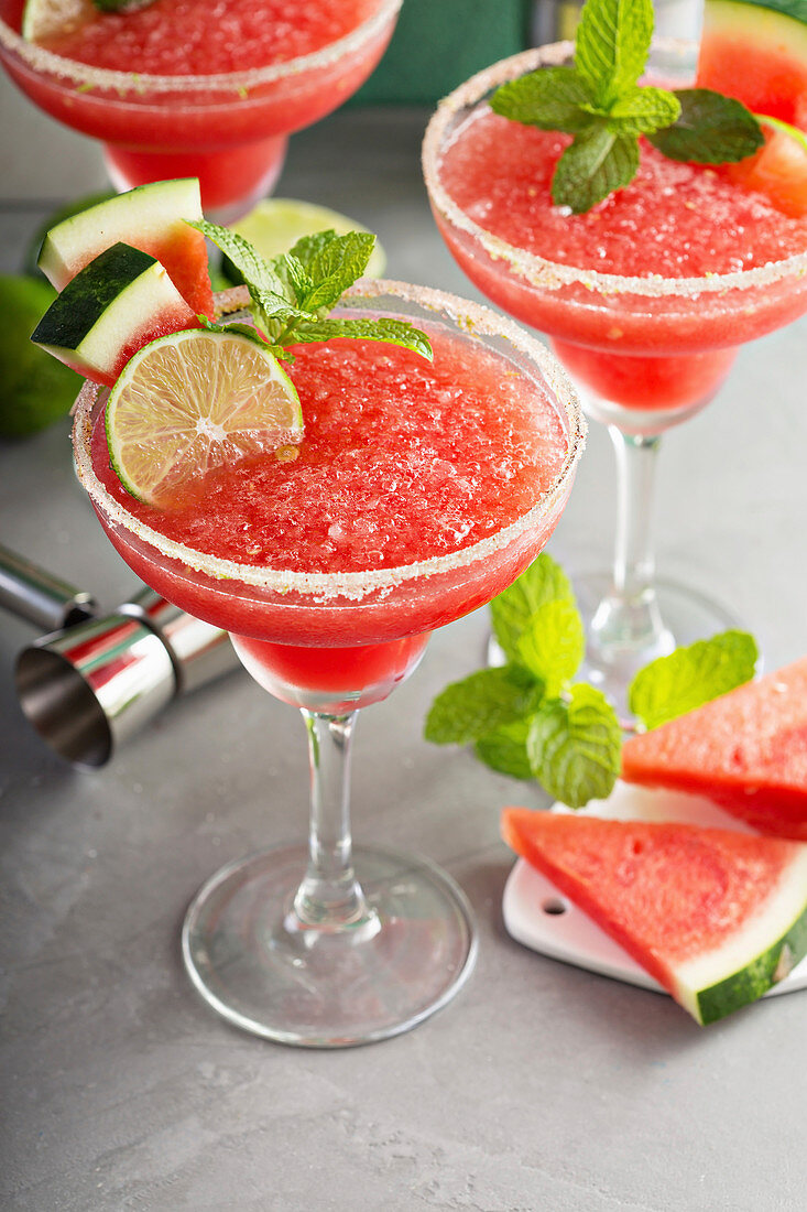 Geeister Wassermelonen-Margarita mit Limette und Minze