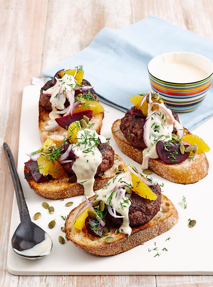 Crostini mit Fleischfrikadellen und Rote-Bete-Salat