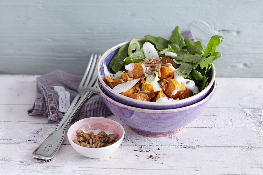 Rucola-Süßkartoffel-Salat mit griechischem Joghurt
