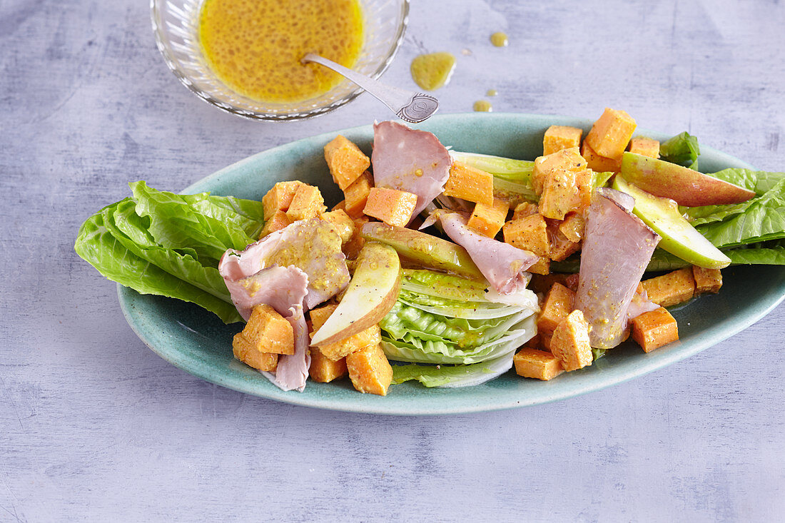 Lettuce with sweet potatoes and a honey dressing