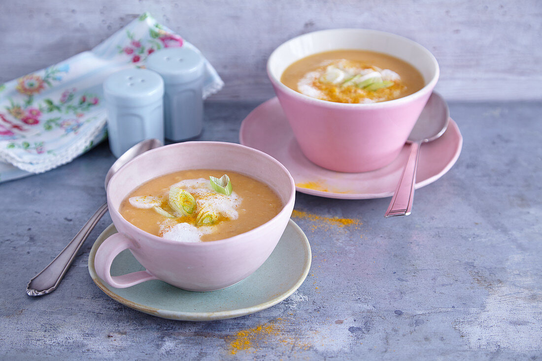 Zwiebel-Süßkartoffel-Cremesuppe mit Kichererbsenschaum