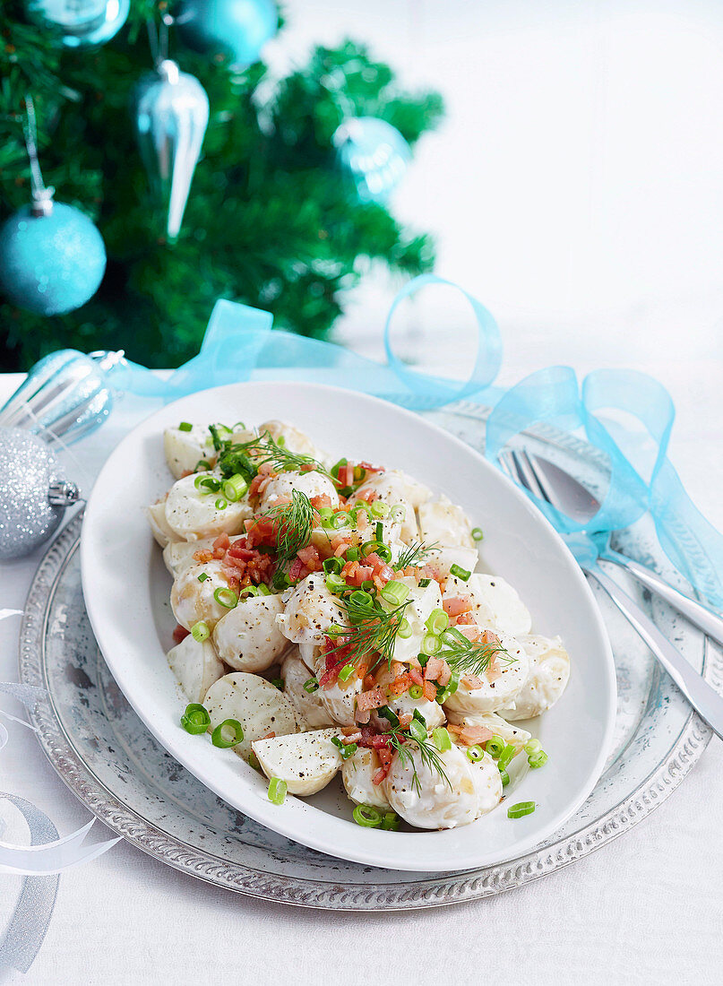 Kartoffelsalat mit Speck, Frühlingszwiebeln und Dill (Weihnachten)