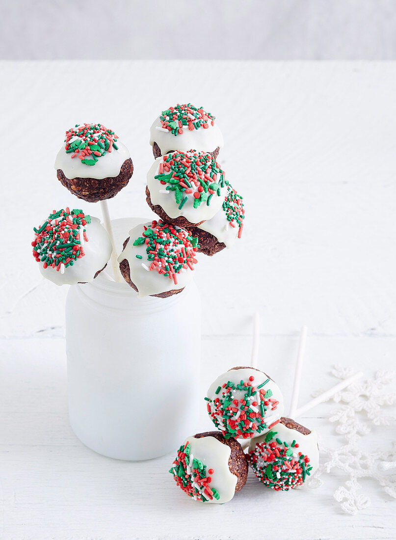 Weihnachtliche Cake Pops aus Christmas Pudding mit Zuckerstreuseln