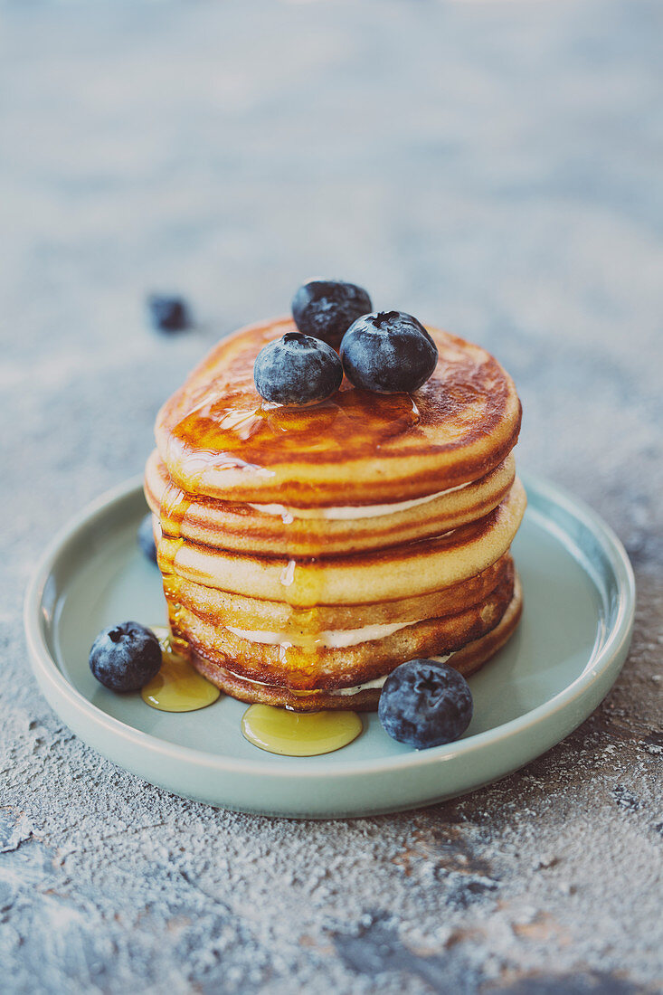 Vegane Pancakes mit Cashew-Frischkäseersatz, Agavendicksaft und Blaubeeren