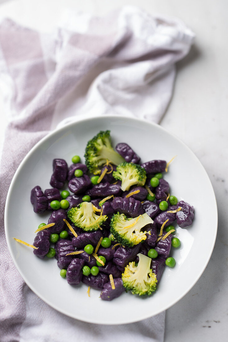Violet sweet potato gnocchi with broccoli and peas (top view)