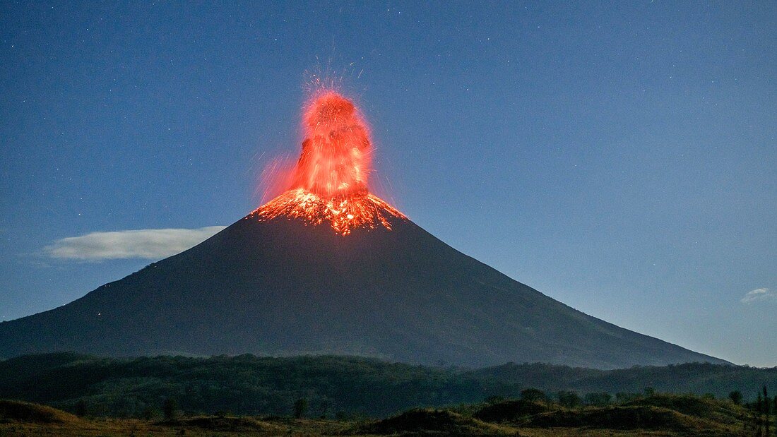 Eruption of Momotombo volcano, February 2016