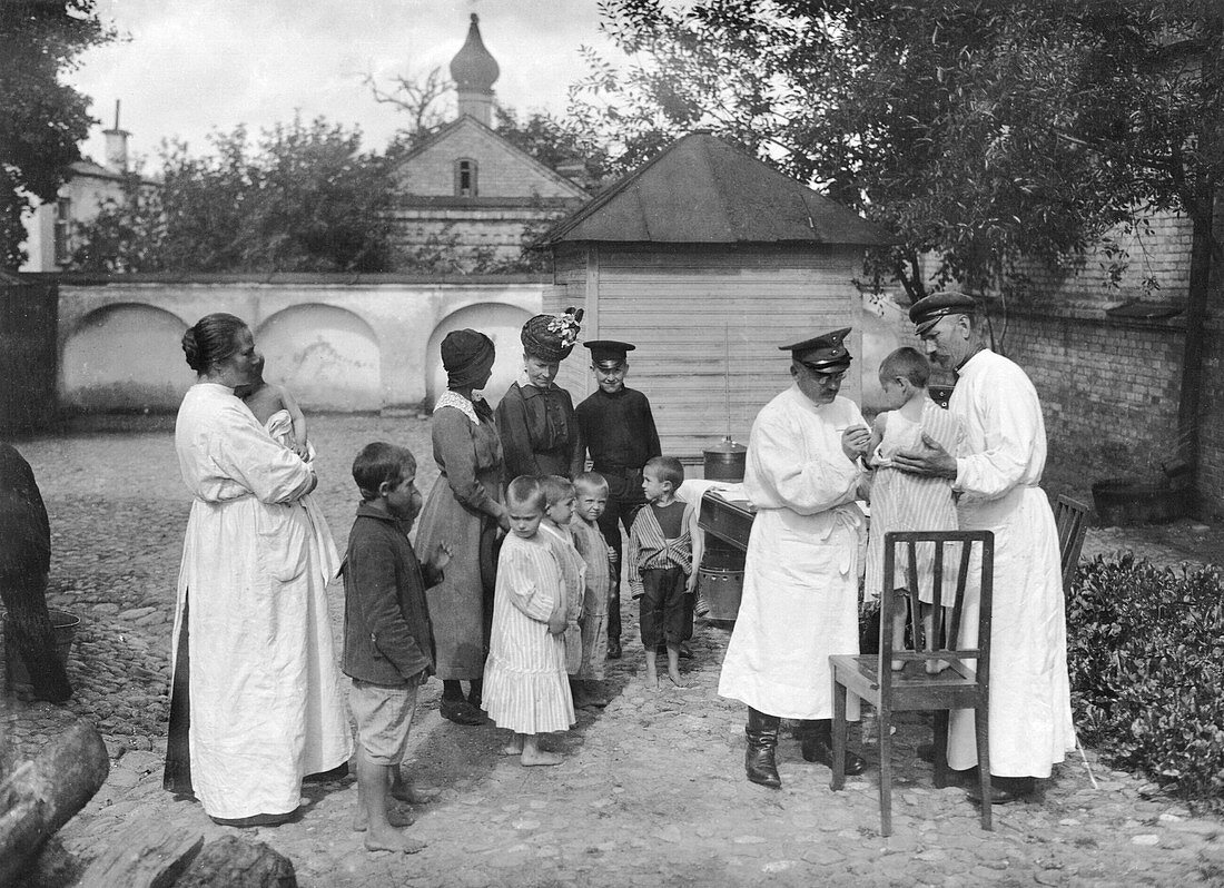 Vaccinating children, Eastern Front, First World War