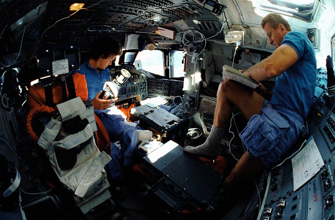 Shuttle Discovery flight deck, STS-31