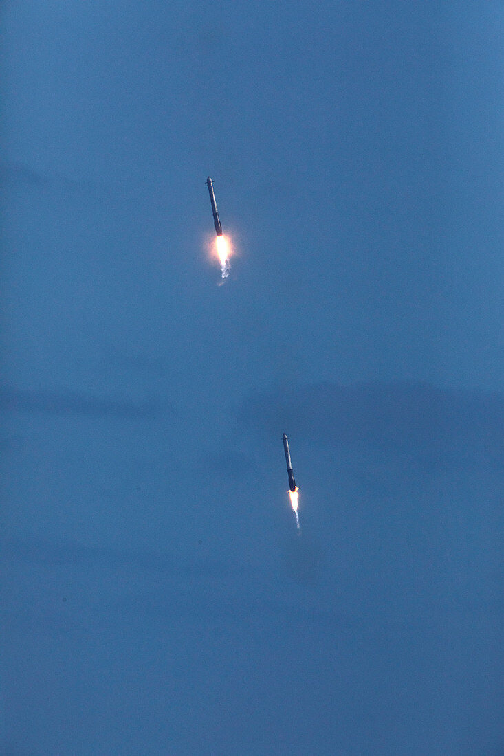 Falcon Heavy side cores descending to landing site
