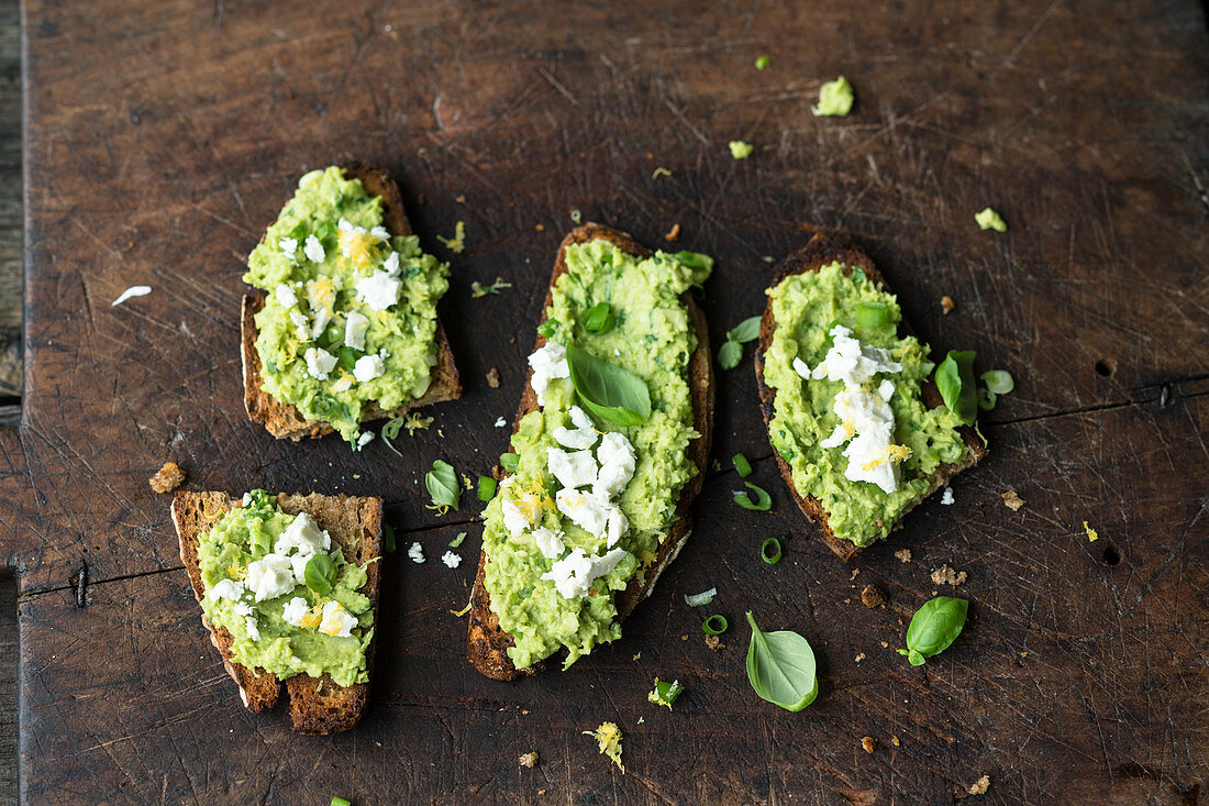 Crostini with broad beans and feta cheese