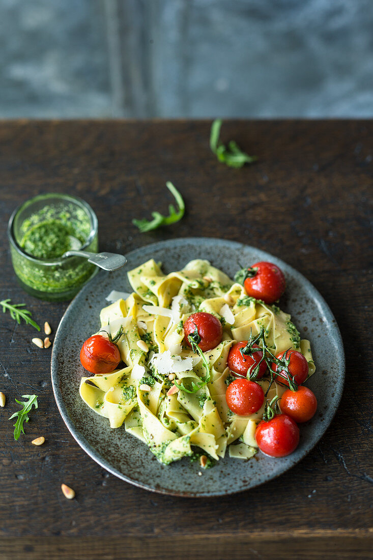 Lupine noodles with pesto and braised tomatoes