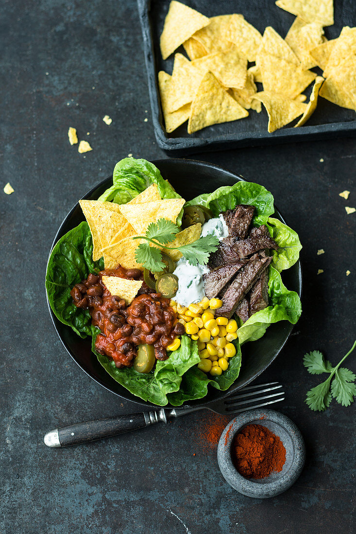 Nacho-Bowl mit rauchigen BBQ-Azukibohnen und Rindersteak