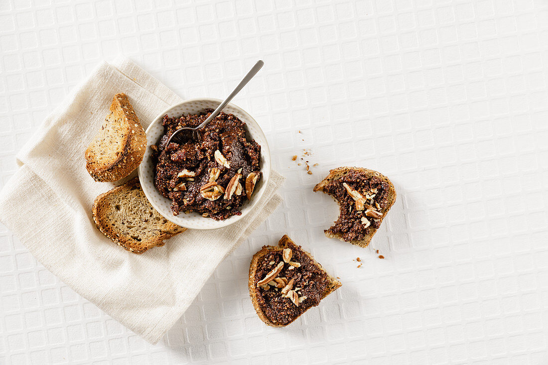 Low-carb pecan nut and chocolate cream