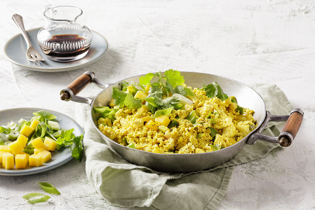 Low-carb scrambled vegan tofu with mango