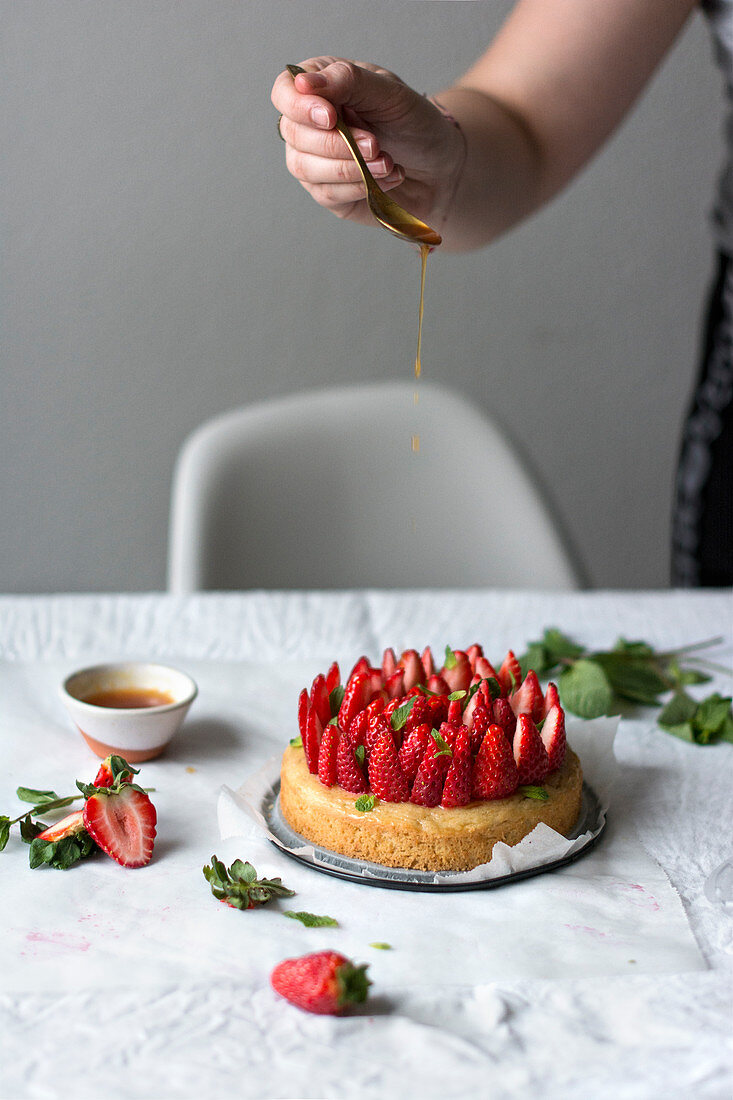 Basilikumkuchen mit frischen Erdbeeren, mit Minzesirup beträufeln