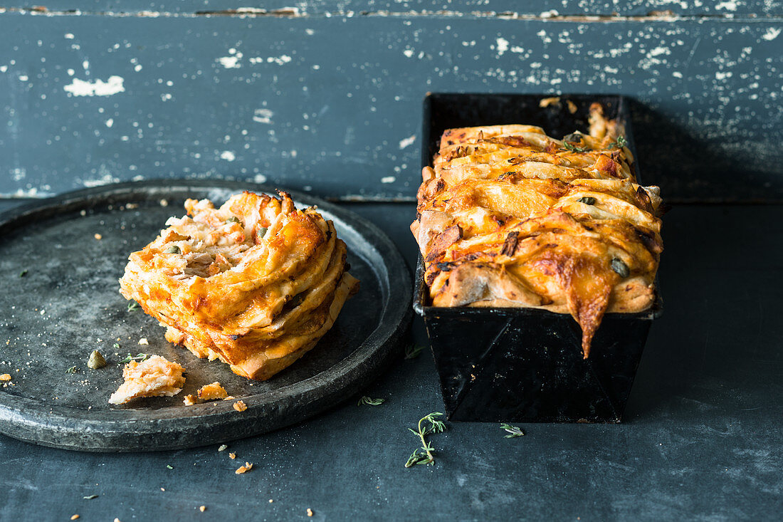 Pull-apart bread with tuna, tomatoes and mozzarella