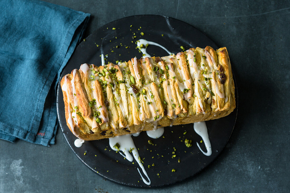 Zupfbrot mit Apfelmus, Rosinen und Pistazien