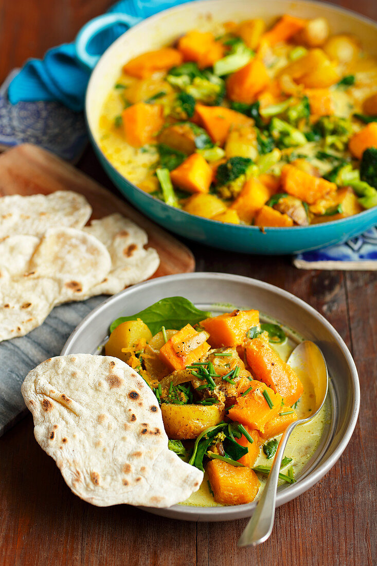 Vegetarisches Curry mit Kartoffeln, Kürbis, Brokkoli und Spinat
