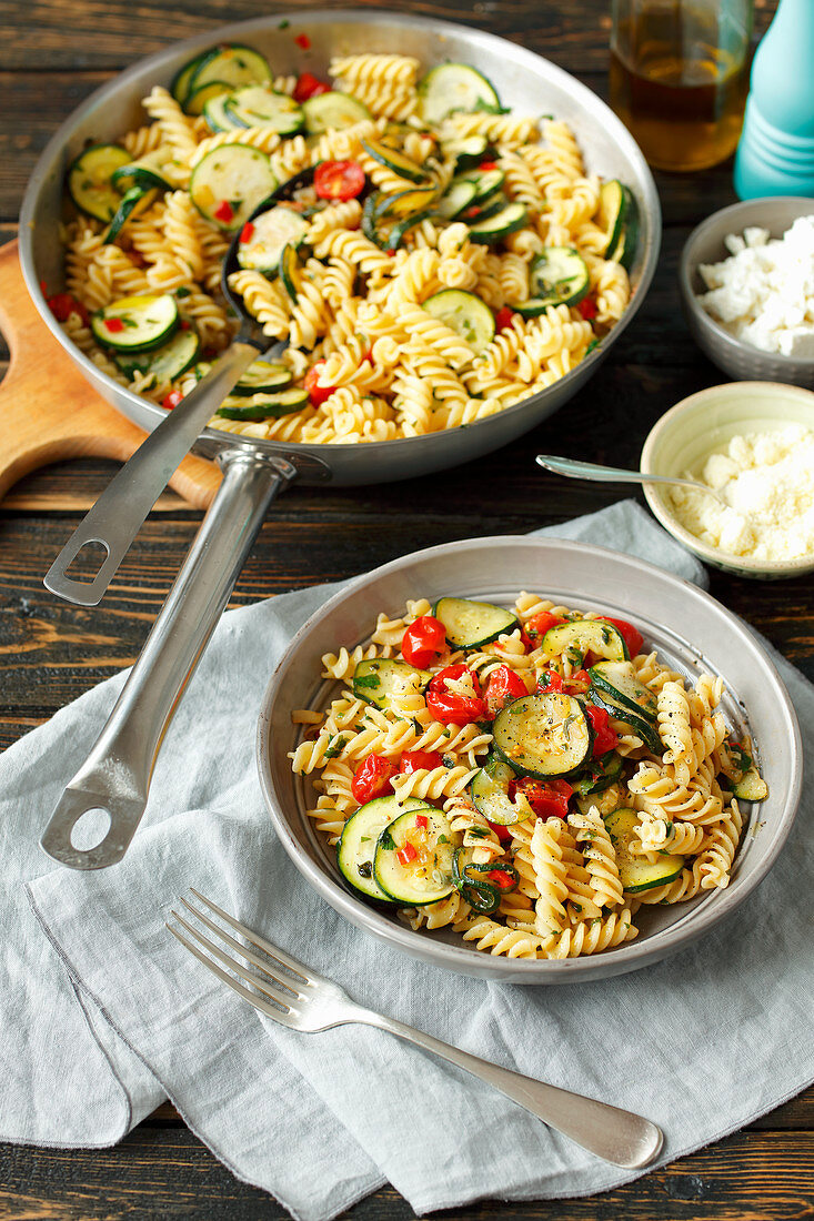 Pasta mit Zucchini, Kirschtomaten und Chili