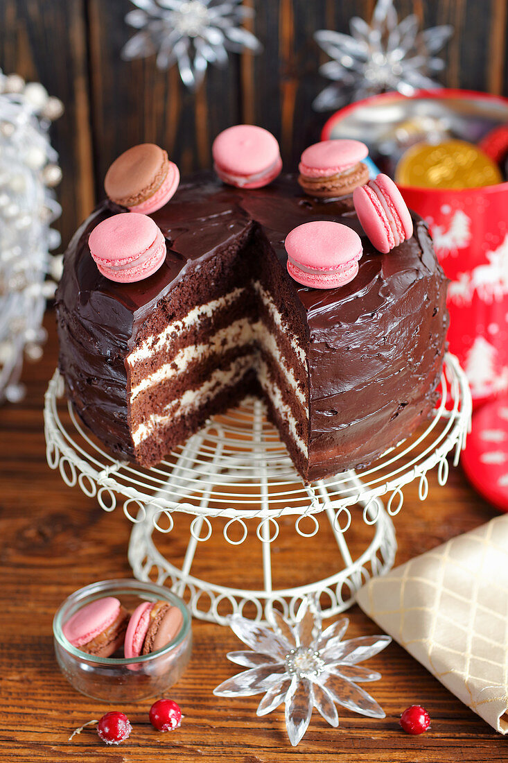 Schokoladenkuchen mit Mascarponecreme und Macarons zu Weihnachten