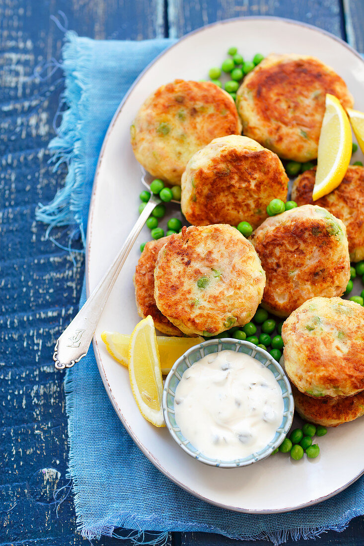 Thunfisch-Kartoffel-Frikadellen mit grünen Erbsen