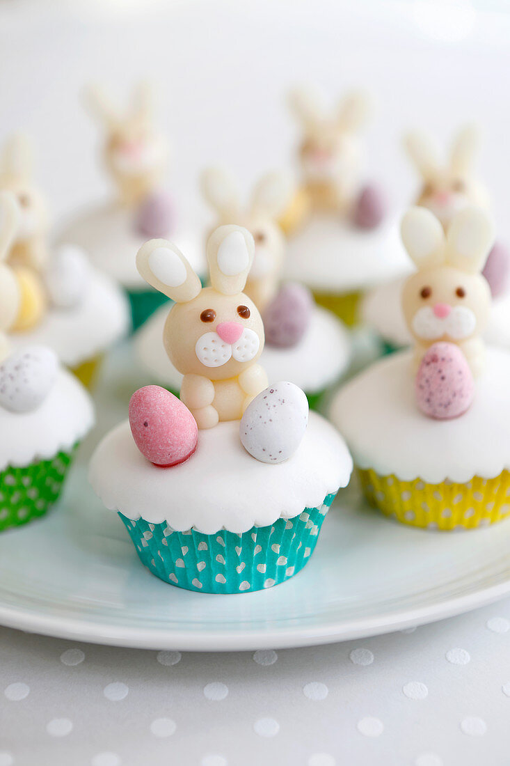 Ostercupcakes mit Marzipanhäschen und Schokoladeneiern