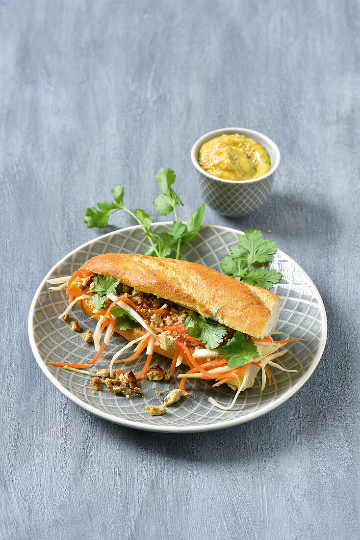 Vietnamesisches Sandwich mit Tofu und Senf-Mayonnaise