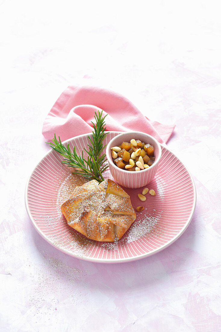 Ziegenkäse-Pastilla mit Birnen-Pinienkern-Kompott