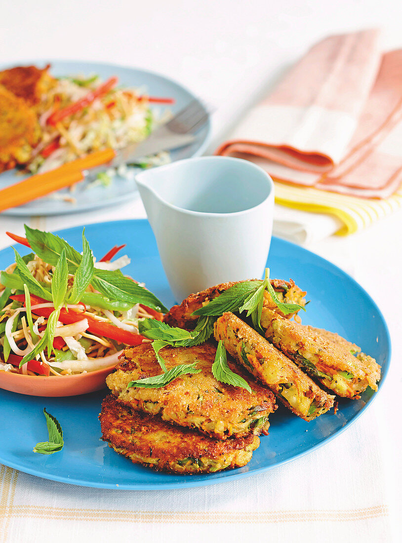 Halloumi-Zucchini-Frikadellen mit Salat