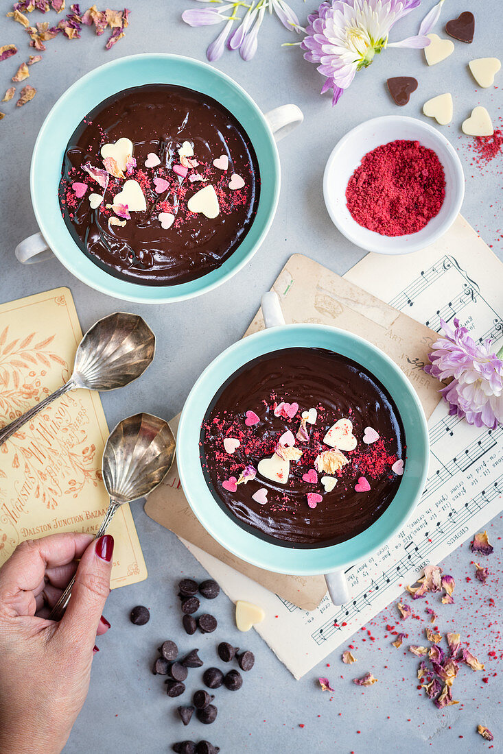 Schokoladensuppe, mit Zuckerherzen dekoriert