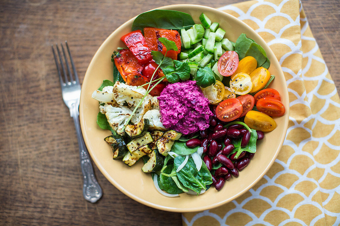 Salad Bowl mit Ofengemüse, Bohnen und Rote-Bete-Hummus