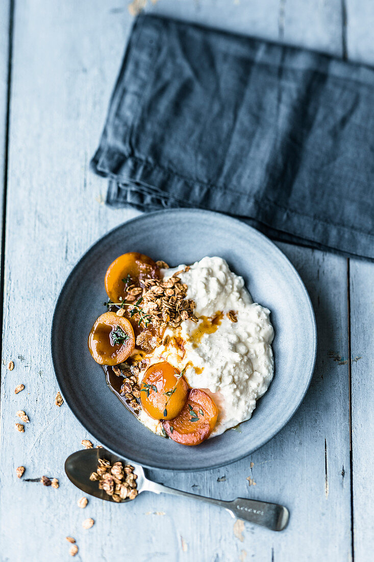Cottage cheese with thyme apricots and oat crunch