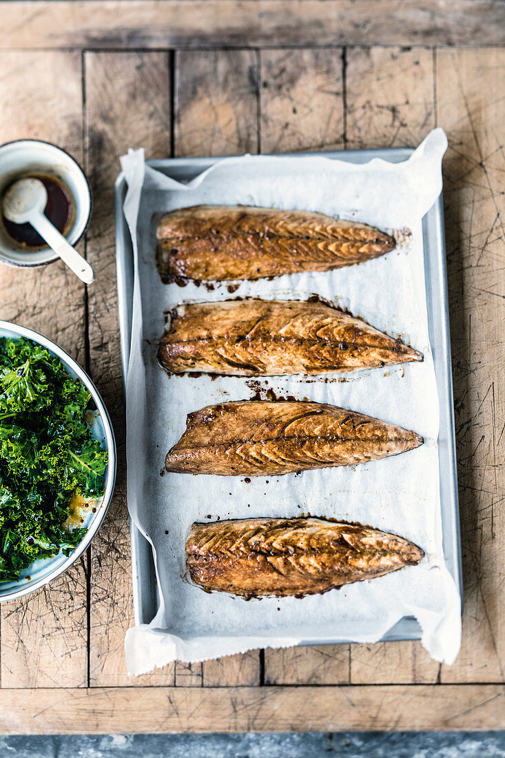 Oven-baked mackerel with kale salad
