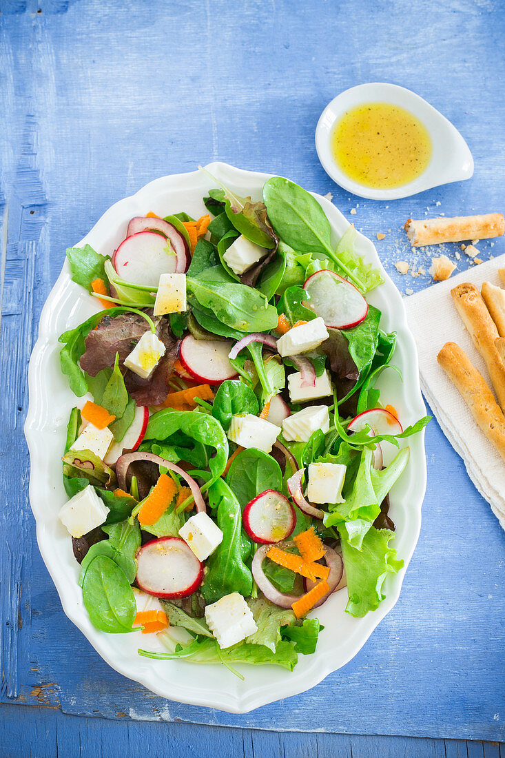 Veganer Salat mit Tofu