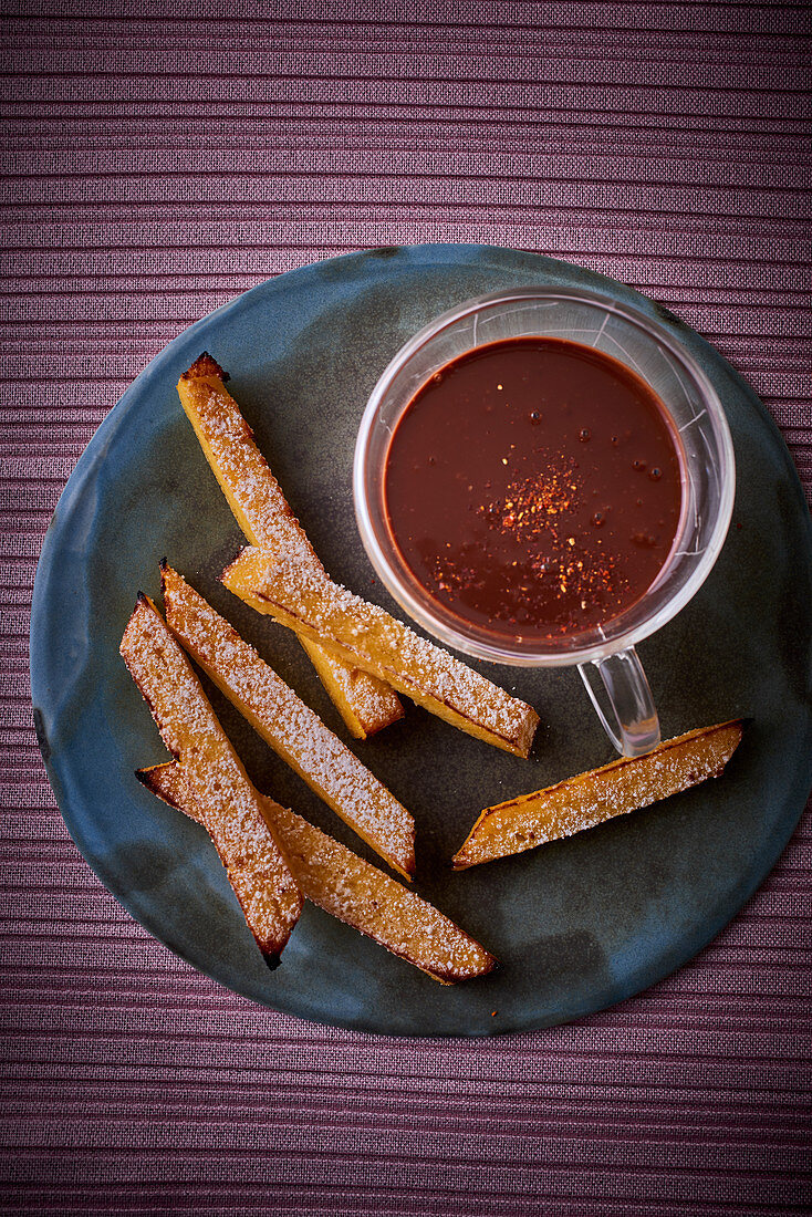 Frittierte Polentasticks mit Gewürzschokolade