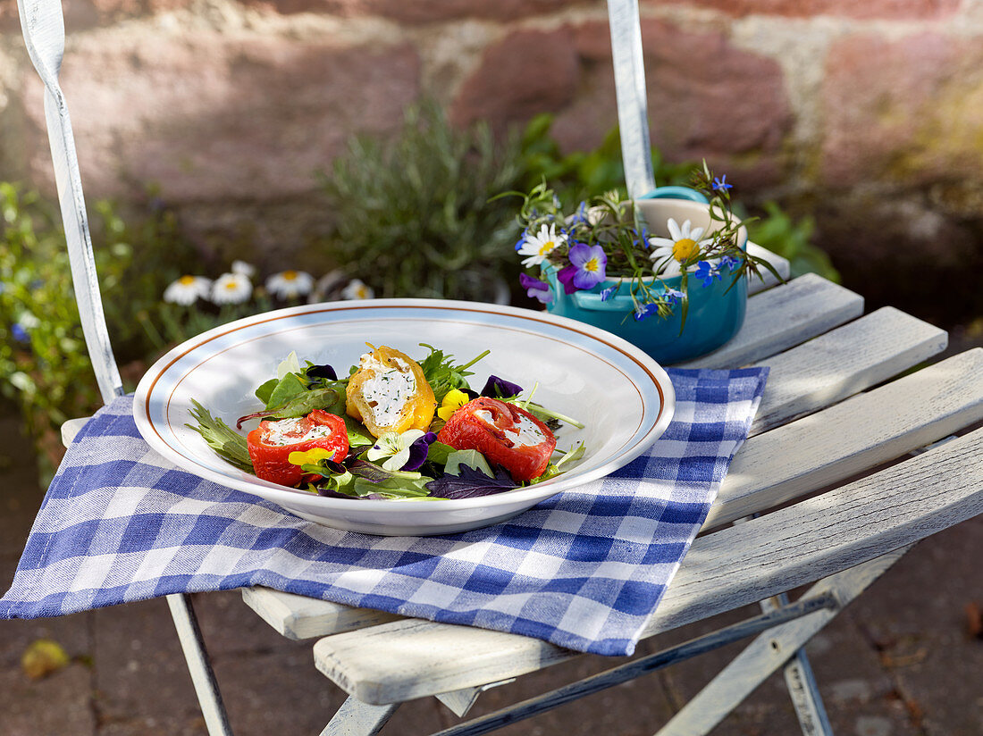 Paprikaröllchen mit Frischkäsefüllung auf Salat