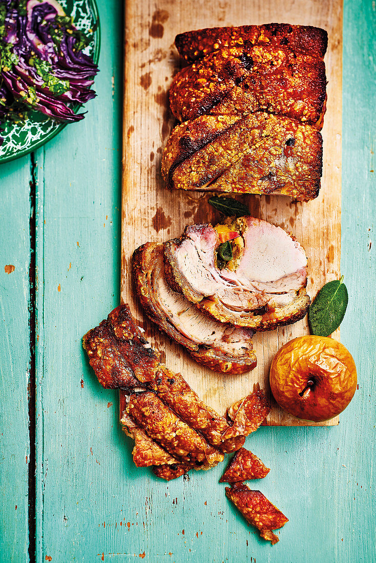 Schweinebraten mit knusprigem Fenchel und Salbei, Apfelwein-Bratapfel und Rotkohl