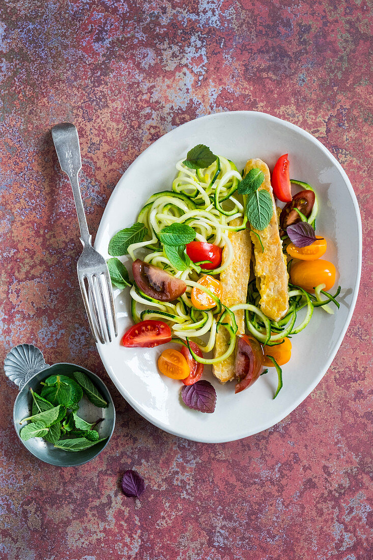 Tempeh mit Zucchini-Tomaten-Salat