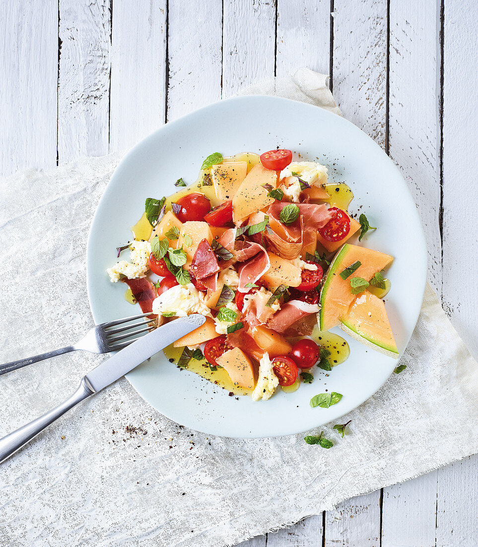 Melon salad with ham and tomatoes (low carb)