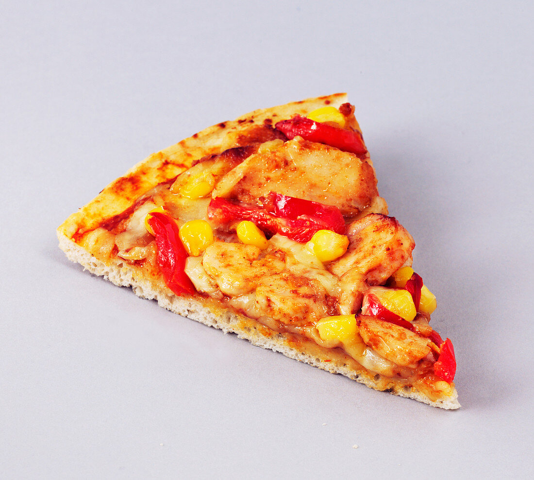 Ein Stück Pizza mit Grillhähnchen, Paprika und Mais
