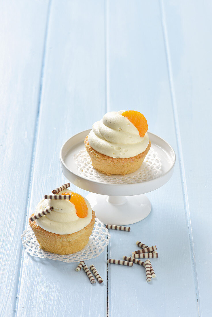 Almond muffins with vanilla mousse and tangerines