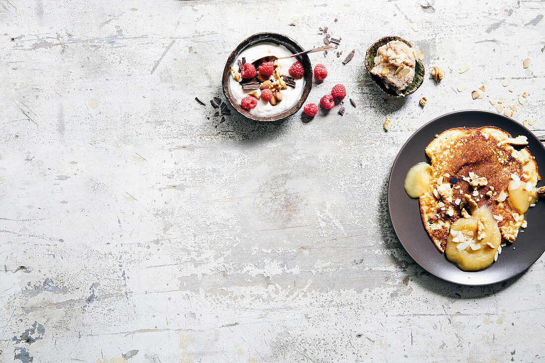 Vanillequark mit Schoki, Mandel-Bananen-Eis und Quarkomelett